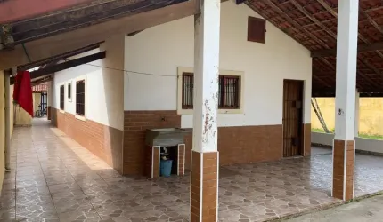 Casa com 2 quartos, espaço para piscina e jardim em Itanhaém.