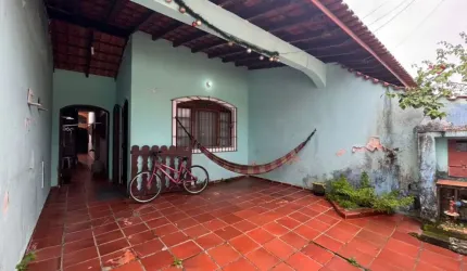 Casa com 2 quartos e churrasqueira em Itanhaém.