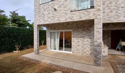 Casa com 2 quartos, jardim e espaço para piscina em Itanhaém.
