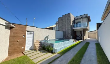 Casa frente mar com piscina e 3 quartos em Itanhaém.