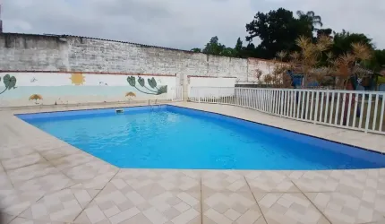 Casa em condomínio com 2 quartos, piscina e área gourmet em Itanhaém.
