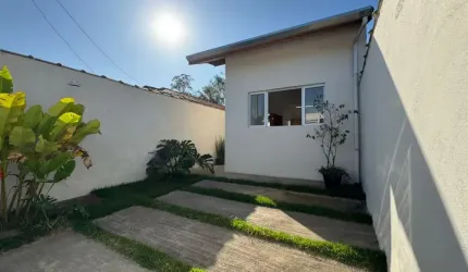 Casa com 2 quartos, área gourmet e espaço para piscina em Itanhaém.