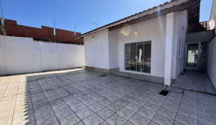 Casa com 2 quartos e espaço para piscina em Mongaguá.