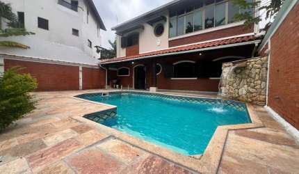 Casa na praia com 3 quartos, piscina e churrasqueira em Praia Grande.