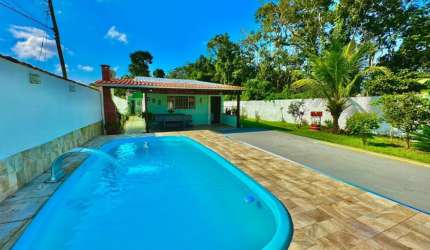 Casa com piscina, 3 quartos e área gourmet em Itanhaém.