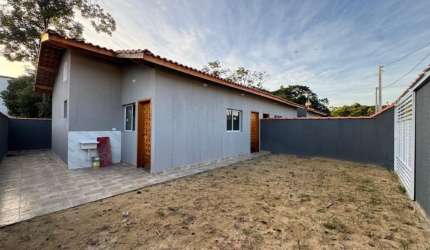 Casa com 2 quartos e espaço para piscina em Itanhaém.