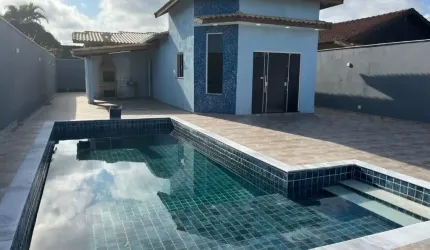 Casa na praia com piscina e 3 quartos em Itanhaém.