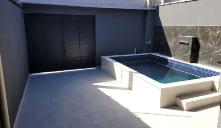 Casa com 2 quartos, piscina e área gourmet em Itanhaém.