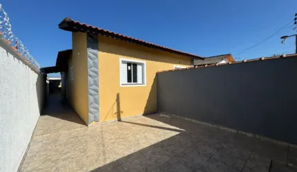 Casa com 2 quartos, piscina e área gourmet em Itanhaém.