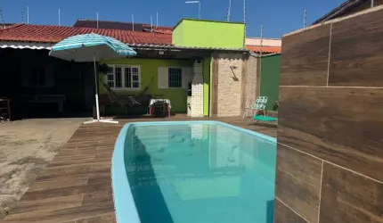 Casa com 2 quartos, piscina e churrasqueira em Itanhaém.