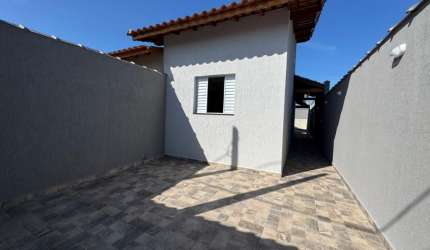 Casa com 2 quartos, piscina e área gourmet em Itanhaém.