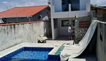 Casa com 2 quartos, piscina e churrasqueira em Itanhaém.