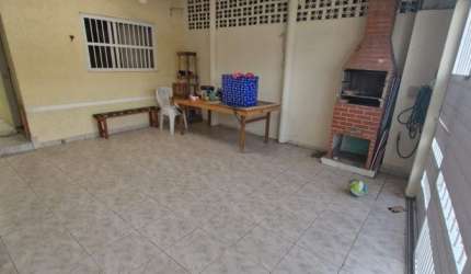 Casa com 3 quartos e churrasqueira em Praia Grande.