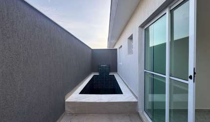 Casa em condomínio com piscina, 2 quartos e churrasqueira em Itanhaém.