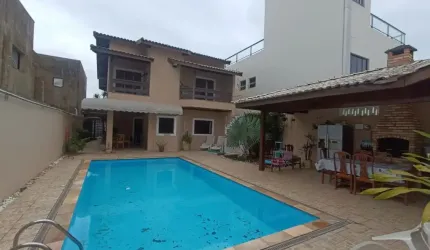 Casa com 4 quartos, piscina e área gourmet com churrasqueira em Itanhaém.