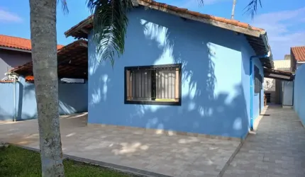 Casa na praia com 3 quartos, piscina e área gourmet em Itanhaém.