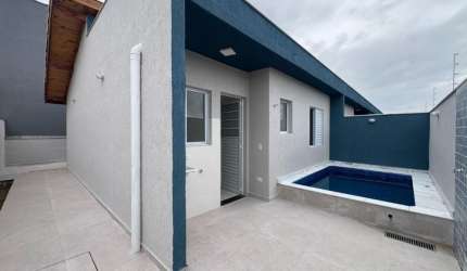 Casa em condomínio com piscina e 2 quartos em Itanhaém.