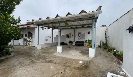 Casa com 2 quartos e espaço para piscina em Itanhaém.