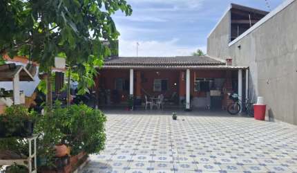 Casa com 2 quartos, churrasqueira e jardim em Itanhaém.