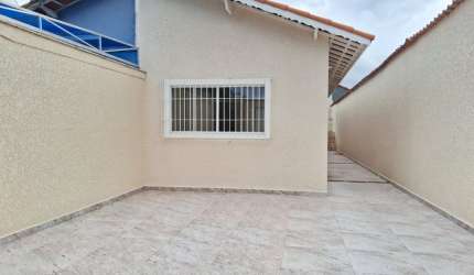 Casa com piscina, 2 quartos e churrasqueira em Itanhaém.