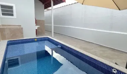 Casa com 2 quartos, piscina e churrasqueira em Mongaguá.