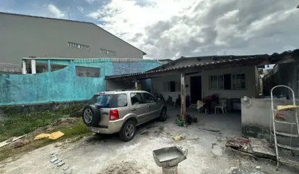 Casa com 3 quartos e espaço para piscina em Itanhaém.