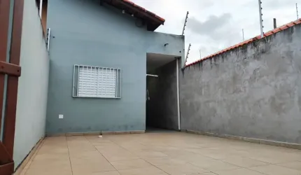 Casa com piscina, 2 quartos e área gourmet em Itanhaém.