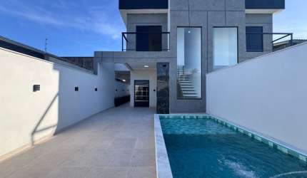 Casa com piscina, 2 quartos e área gourmet em Itanhaém.