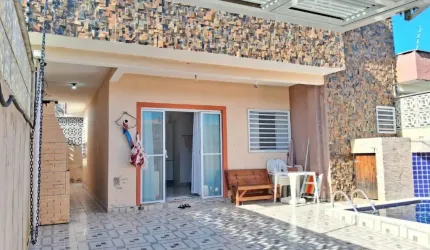 Casa com piscina, 2 quartos e área gourmet em Itanhaém.