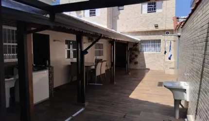 Casa na praia com 5 quartos e área gourmet em São Vicente.