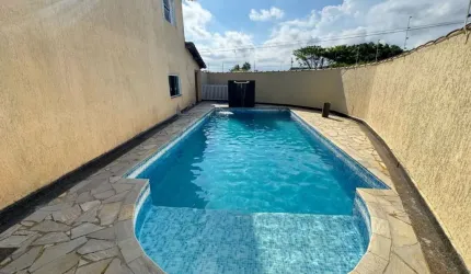 Casa na praia com piscina, 4 quartos e churrasqueira em Itanhaém.