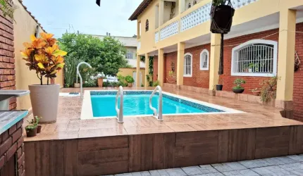 Casa com piscina e 3 quartos em Mongaguá.