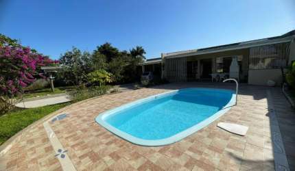 Casa com 3 quartos, piscina e churrasqueira em Peruíbe.