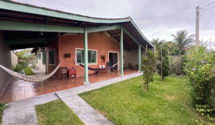 Casa na praia com piscina, 3 quartos e jardim em Itanhaém.