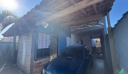 Casa com 2 quartos e churrasqueira em Peruíbe.