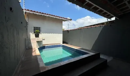 Casa na praia com piscina, 2 quartos e churrasqueira em Mongaguá.
