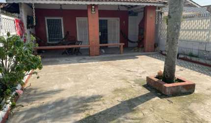Casa à 150m do mar com 3 quartos e churrasqueira em Mongaguá.