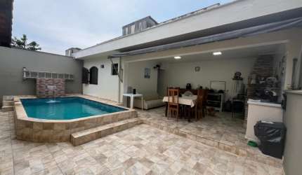 Casa na praia com 4 quartos, piscina e área gourmet em Itanhaém.