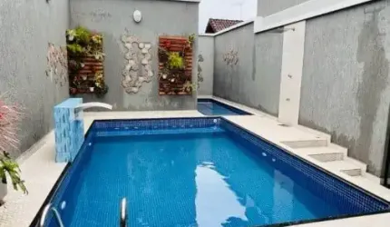 Casa com 2 quartos, piscina e churrasqueira em Praia Grande.
