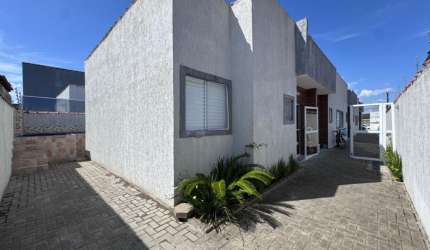 Casa em condomínio com piscina, 2 quartos e área gourmet em Itanhaém.