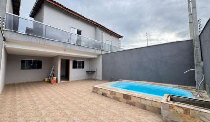 Casa à 100m do mar com 4 quartos e piscina em Itanhaém.