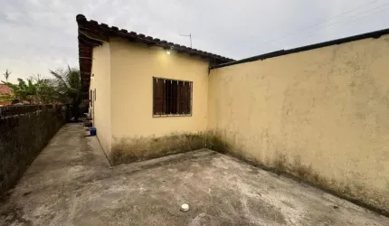 Casa com 2 quartos, espaço para piscina e jardim em Itanhaém.