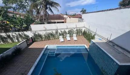 Casa em condomínio com piscina e 3 quartos em Itanhaém.
