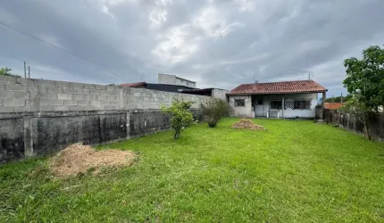 Casa com 2 quartos, espaço para piscina e jardim em Itanhaém.