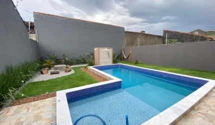 Casa na praia com piscina e 3 quartos em Itanhaém.