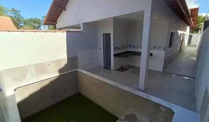Casa com 3 quartos, piscina e área gourmet em Itanhaém.