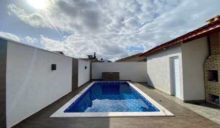 Casa na praia com piscina e área gourmet em Itanhaém.