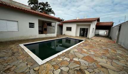 Casa na praia com piscina, 4 quartos e área gourmet em Itanhaém.
