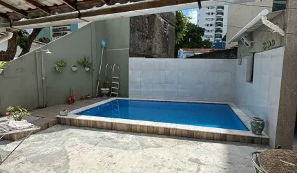 Casa na Praça de Casa Forte com 4 quartos sendo 3 suítes com 300m² por R$ 1.200.000,00.