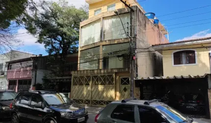 Sobrado Comercial - 4 salas amplas 2 banheiros - todo reformado de frente a Paróquia e Praça Nsa de Fátimade frente
